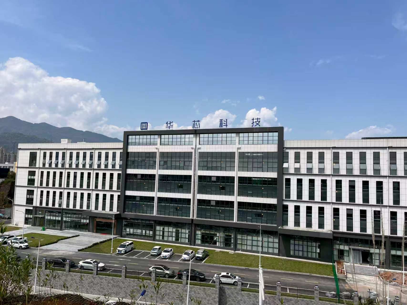 HuaXin Display Technology Co.,Ltd display manufacturing 1